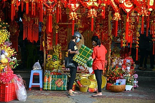Chùm ảnh: Nhộn nhịp phố bán đồ trang trí tết lớn nhất TP. Hồ Chí Minh