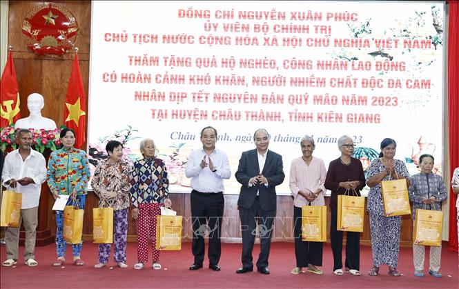 Chủ tịch nước trao quà Tết tặng gia đình chính sách, người nghèo tại Kiên Giang - Ảnh 5.