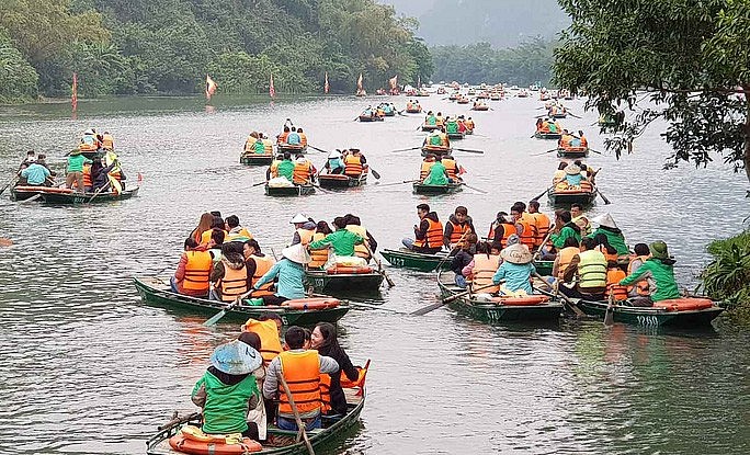 Khu du lịch Tràng An đông đúc trong ngày mở cửa đầu xuân