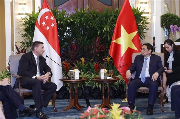 Prime Minister receives CEOs of Standard Chartered in Singapore hinh anh 1