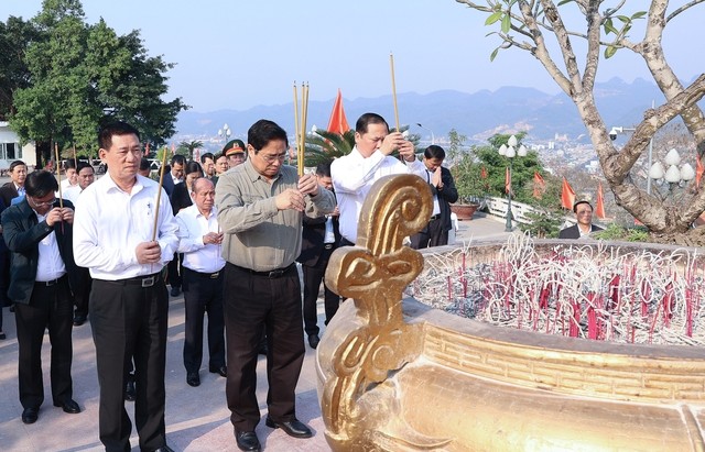 Thủ tướng dâng hương tượng đài Bác Hồ và kiểm tra công trình mở rộng thủy điện Hòa Bình