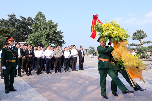 Thủ tướng dâng hương tượng đài Bác Hồ và kiểm tra công trình mở rộng thủy điện Hòa Bình