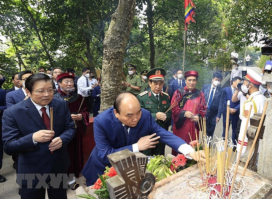 Chủ tịch nước Nguyễn Xuân Phúc dâng hương tưởng niệm các Vua Hùng