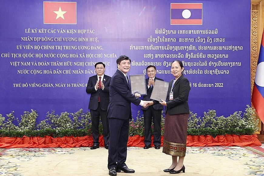 Lễ ký kết các văn kiện hợp tác giữa Quốc hội Việt Nam và Lào