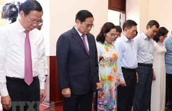 Thủ tướng dâng hương tưởng niệm Chủ tịch Hồ Chí Minh tại bến Nhà Rồng