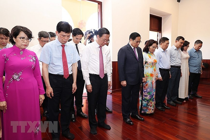 Thủ tướng dâng hương tưởng niệm Chủ tịch Hồ Chí Minh tại bến Nhà Rồng