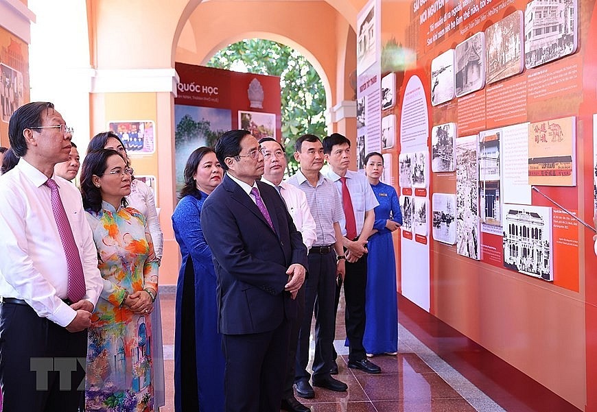 Thủ tướng dâng hương tưởng niệm Chủ tịch Hồ Chí Minh tại bến Nhà Rồng
