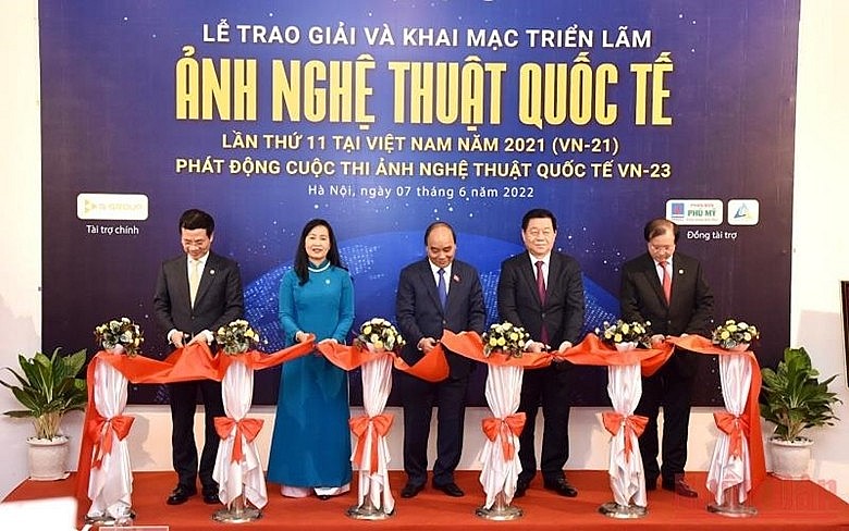 Chủ tịch nước dự triển lãm Ảnh nghệ thuật Quốc tế lần thứ 11