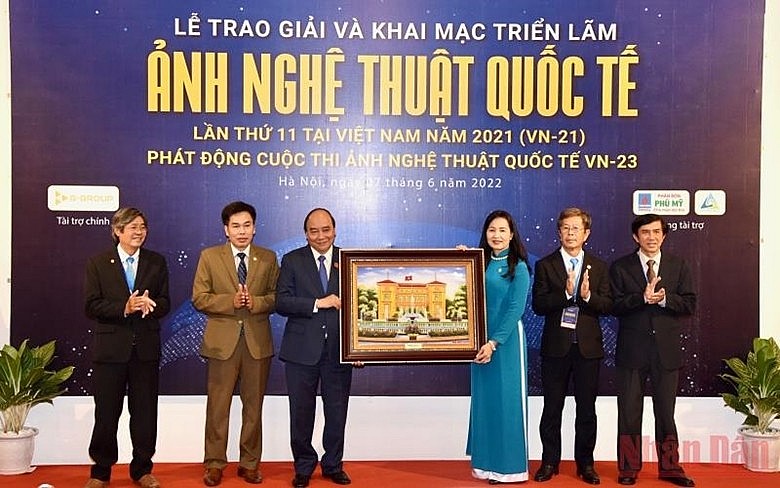 Chủ tịch nước dự triển lãm Ảnh nghệ thuật Quốc tế lần thứ 11