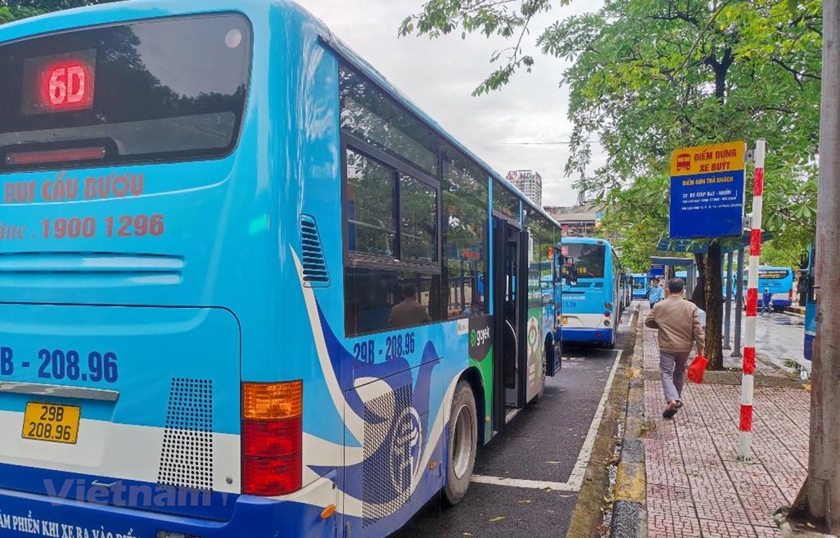 Xe buýt Hà Nội đã chính thức lăn bánh trở lại từ sáng 14/10. (Ảnh: Việt Hùng/Vietnam+)