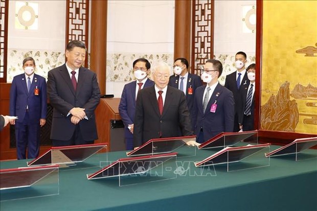 Vietnam, China sign 13 cooperation documents hinh anh 1