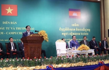 Vietnamese, Cambodian PMs attend trade and investment promotion forum