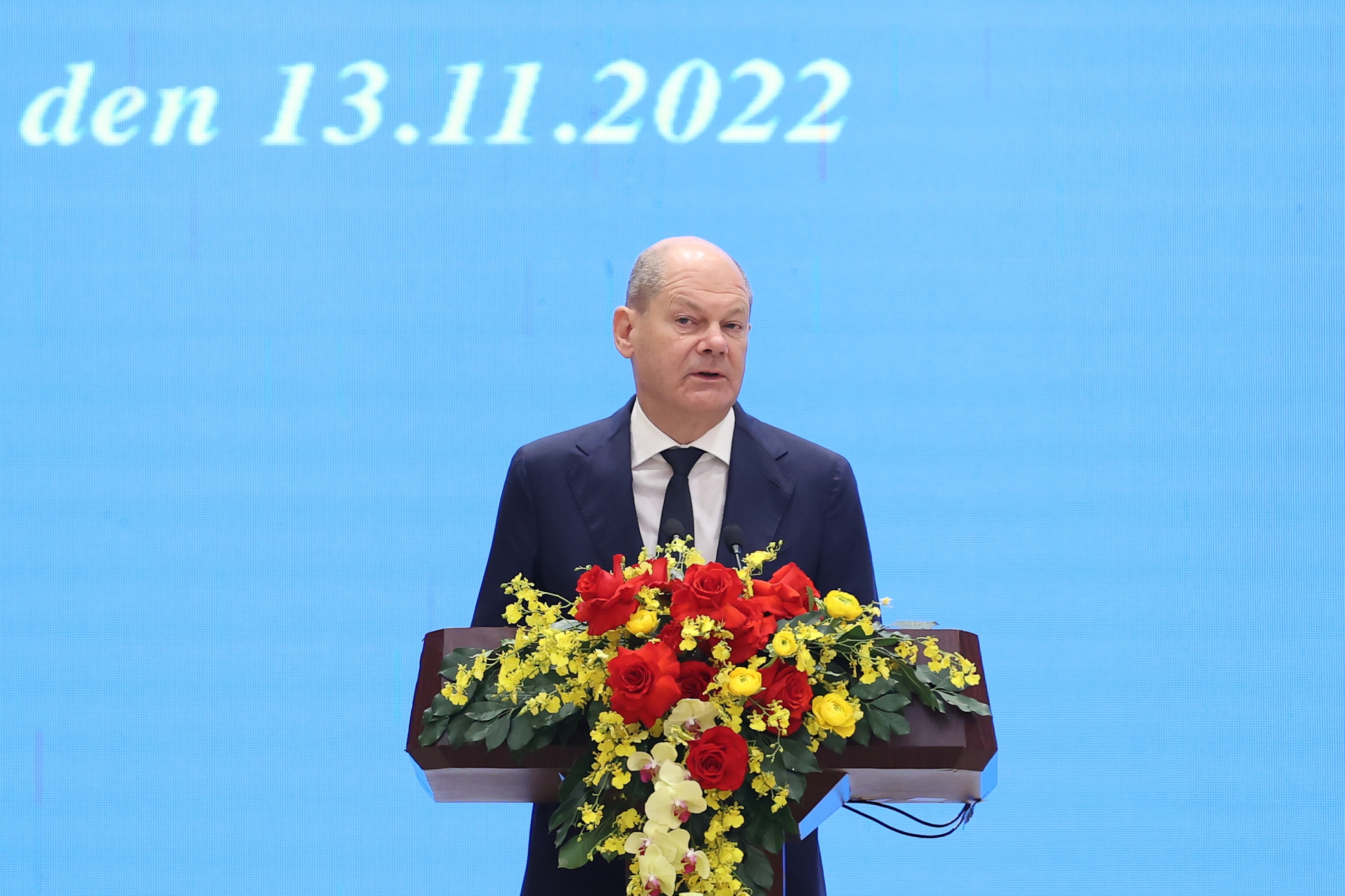 Chùm ảnh: Thủ tướng Đức Olaf Scholz cùng Thủ tướng Phạm Minh Chính dạo bộ đêm Hồ Gươm - Ảnh 7.