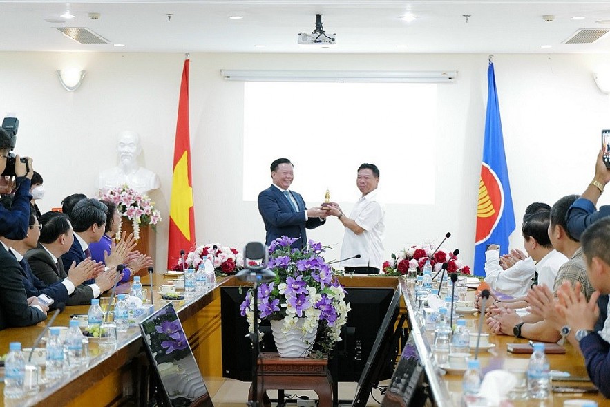 Bí thư Thành ủy Hà Nội Đinh Tiến Dũng thăm Đại sứ quán Việt Nam tại Campuchia