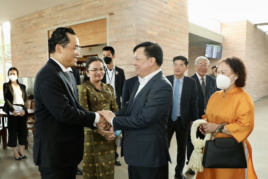 Bí thư Thành ủy Hà Nội Đinh Tiến Dũng kết thúc thành công chuyến thăm và làm việc tại Vương quốc Campuchia Bí thư Thành ủy Hà Nội Đinh Tiến Dũng kết thúc thành công chuyến thăm và làm việc tại Vương quốc Campuchia