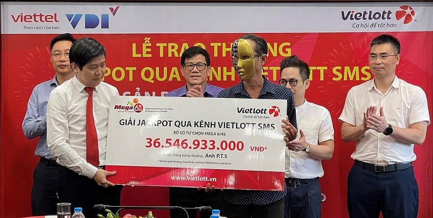 Thuê bao Viettel trúng Jackpot qua kênh Vietlott SMS nhận giải trị giá hơn 36 tỷ đồng