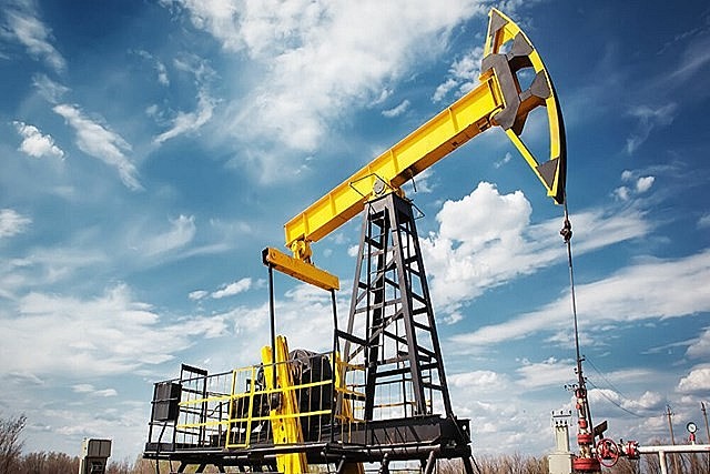 Giá dầu thế giới sụt giảm 2,5%