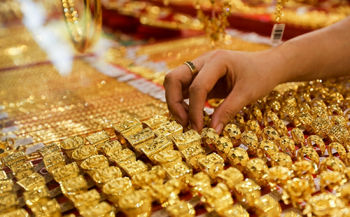 Giá vàng ngày 17/11: Vàng trong nước tiến sát mốc 62 triệu đồng/lượng