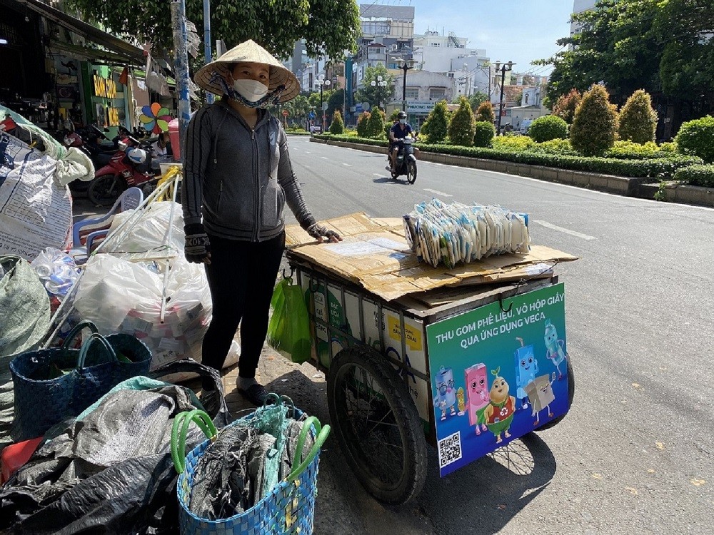 Vỏ hộp giấy Tetra Pak sau khi sử dụng sẽ được thu gom qua ứng dụng VECA trên điện thoại thông minh