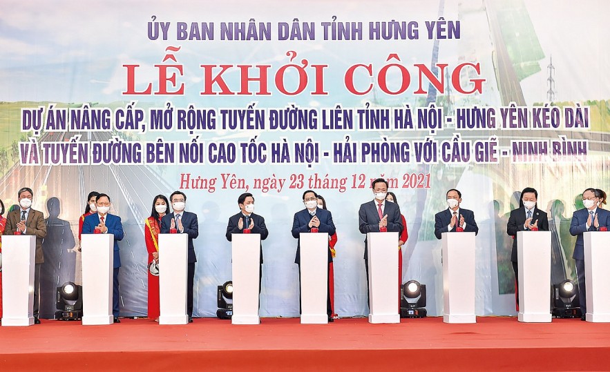 Thủ tướng Phạm Minh Chính phát lệnh khởi công 2 công trình hạ tầng giao thông trọng điểm của tỉnh Hưng Yên, kết nối phát triển kinh tế - xã hội với vùng Thủ đô và vùng kinh tế  trọng điểm Bắc Bộ, ngày 23/12/2021.