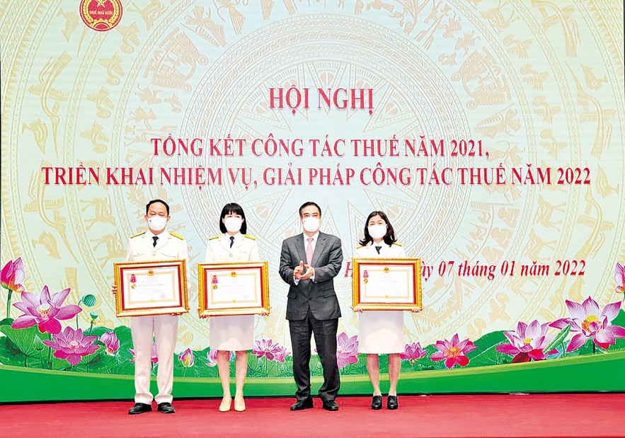 Thứ trưởng Thường trực Bộ Tài chính Trần Xuân Hà trao Huân chương Lao động cho các cá nhân có thành tích xuất sắc trong năm 2021. Ảnh: Mai Lan