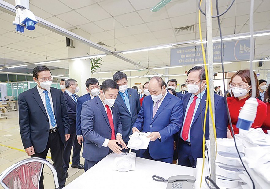 Chủ tịch nước Nguyễn Xuân Phúc thăm một phân xưởng may của Tổng công ty May 10, ngày 8/1/2022.