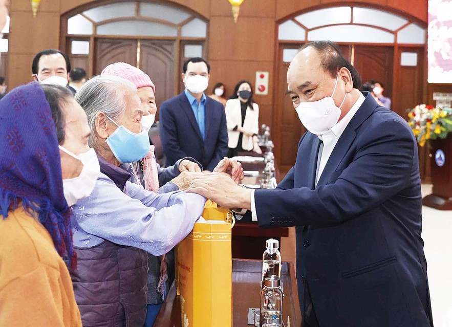 Chủ tịch nước Nguyễn Xuân Phúc tặng quà những người dân nghèo ở Đà Nẵng, ngày 16/1/2022.