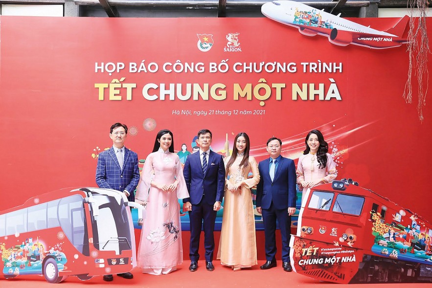 Hoa hậu Đặng Thị Ngọc Hân (thứ 2, trái sang), Hoa hậu Đỗ Mỹ Linh (thứ 3, trái sang) và Á hậu Bùi Phương Nga (bìa phải), cùng ban tổ chức tại cuộc họp báo công bố chương trình “Tết chung một nhà”.