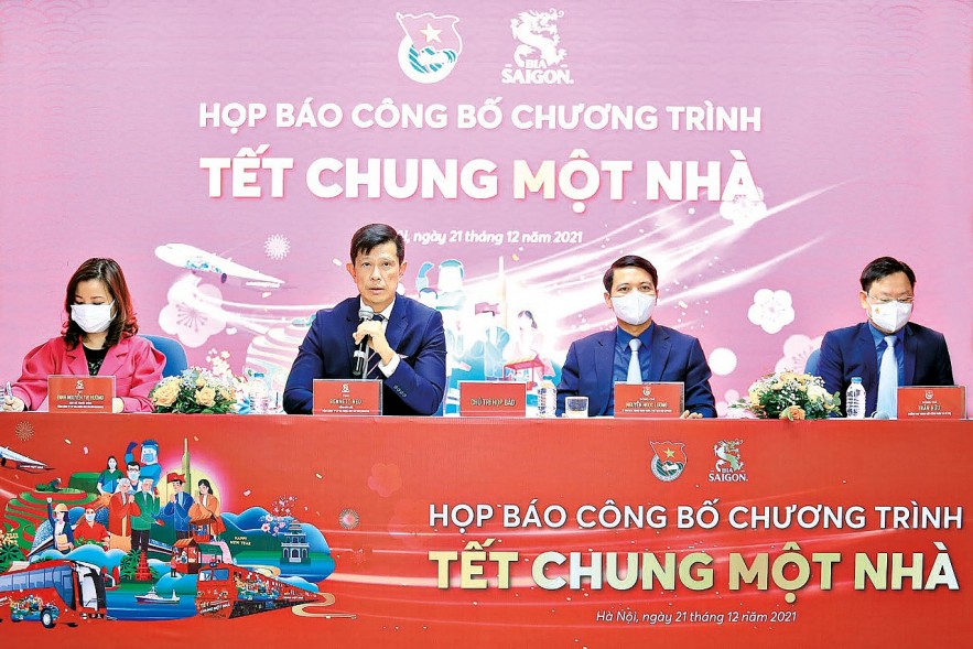 Ông Bennett Neo - Tổng Giám đốc Tổng Công ty Rượu-Bia-Nước giải khát Sài Gòn (thứ 2, trái sang) phát biểu tại cuộc họp báo.