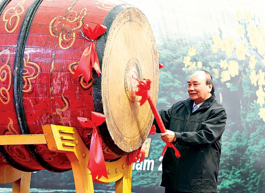 Chủ tịch nước Nguyễn Xuân Phúc đánh trống phát động Tết trồng cây Đời đời nhớ ơn Bác Hồ, ngày 6/2/2022 tại khu di tích Đền Hùng, tỉnh Phú Thọ.