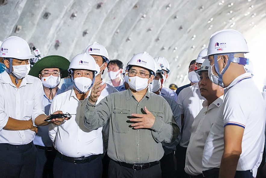 Thủ tướng động viên đội ngũ cán bộ, công nhân đang thi công trên các hầm thuộc tuyên cao tốc  Bắc - Nam phía Đông.					              Ảnh: Nhật Bắc