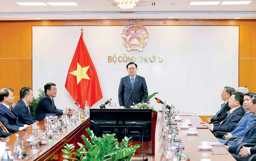 Chủ tịch Quốc hội Vương Đình Huệ làm việc với Bộ Công thương, ngày 8/2/2022.