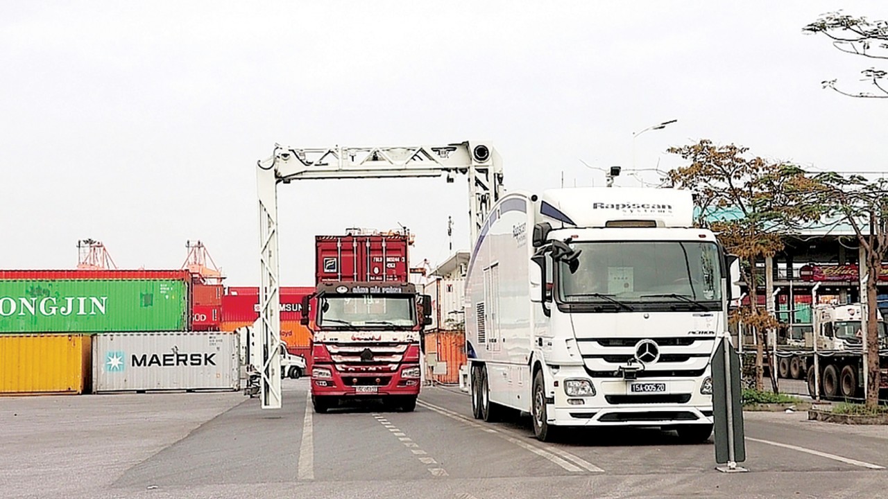 Máy soi container di động tại cảng Tân Vũ, Hải Phòng. Ảnh: P.V