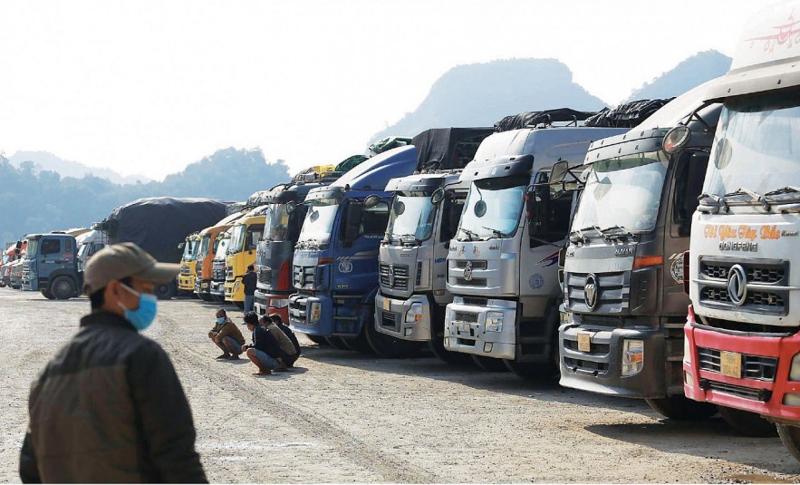 Hàng nghìn container chở nông sản ùn tắc tại các cửa khẩu ở Lạng Sơn.