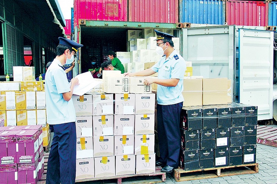 Công chức Hải quan TP. Hồ Chí Minh kiểm tra hàng hóa nhập khẩu.  Ảnh: Hồng Vân
