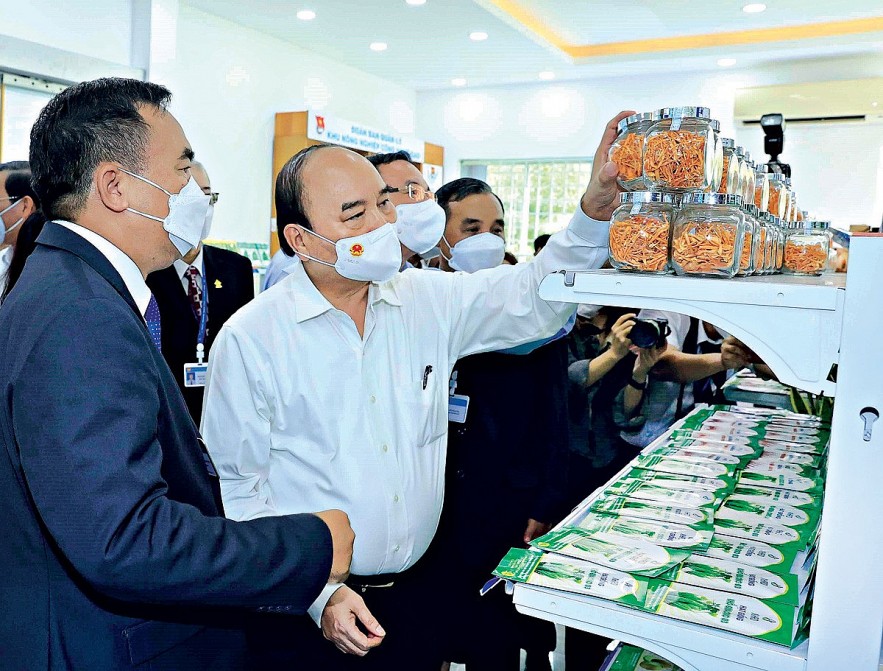 Chủ tịch nước Nguyễn Xuân Phúc thăm và làm việc với Khu Nông nghiệp Công nghệ cao TP. Hồ Chí Minh, ngày 12/4/2022.