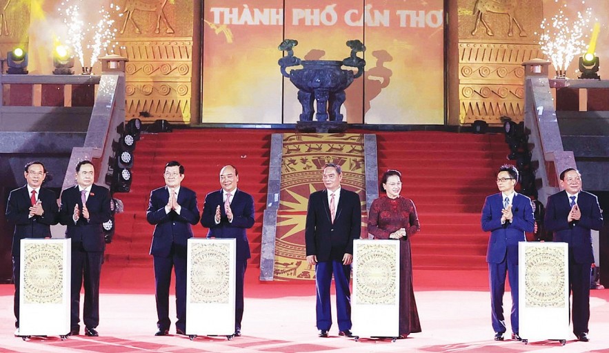 Chủ tịch nước Nguyễn Xuân Phúc và các vị lãnh đạo, nguyên lãnh đạo Đảng, Nhà nước thực hiện nghi thức khánh thành Đền thờ Vua Hùng tại TP. Cần Thơ, ngày 6/4/2022.