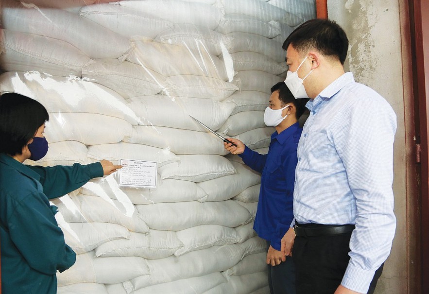 Kiểm tra công tác bảo quản gạo dự trữ quốc gia tại Chi cục Dự trữ nhà nước Việt Trì. Ảnh: Đức Minh