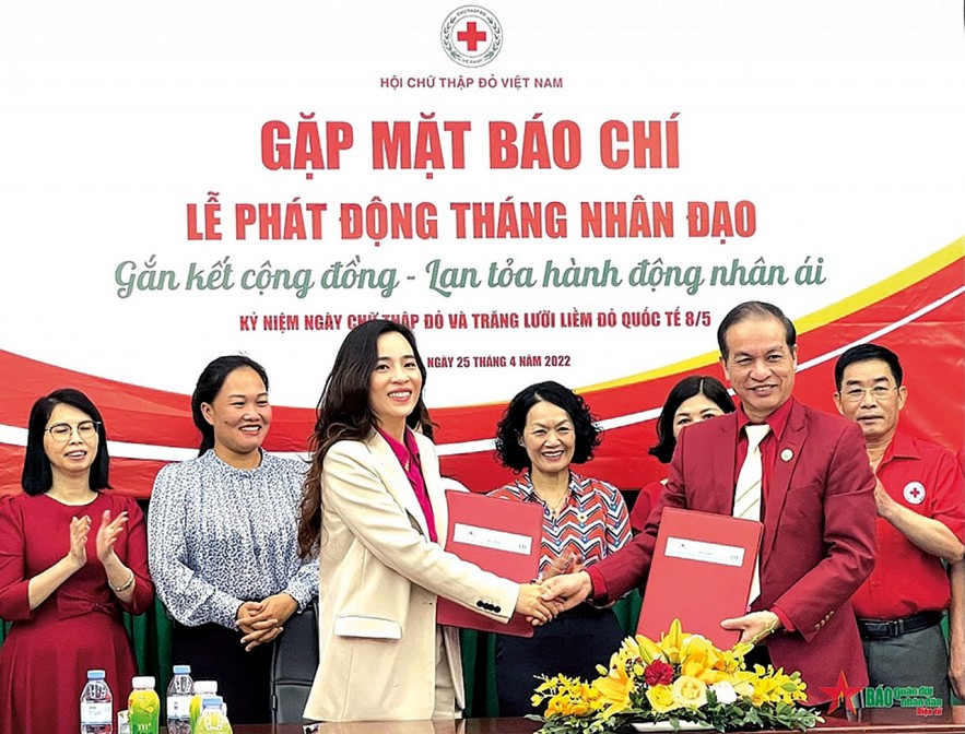 Trung ương Hội Chữ thập đỏ Việt Nam ký kết hợp tác với các đơn vị tài trợ tại buổi Lễ phát động Tháng Nhân đạo năm 2022, sáng 25/4.