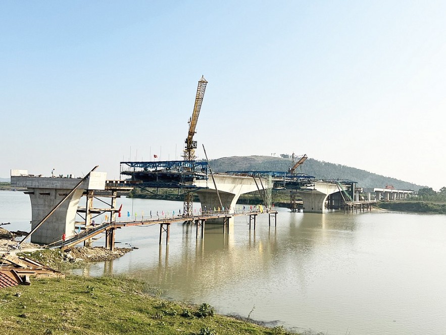 Thi công cầu vượt sông dự án cao tốc Mai Sơn – Quốc lộ 45. Ảnh: Hoàng Long
