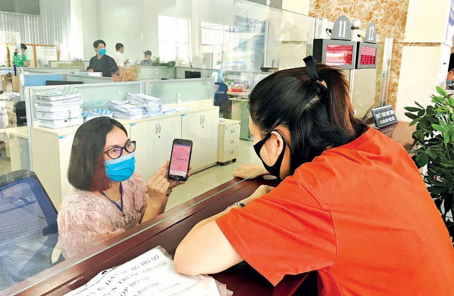 Hướng dẫn đăng ký tài khoản giao dịch thuế điện tử tại Cục Thuế TP. Hồ Chí Minh. Ảnh: ĐỖ DOÃN