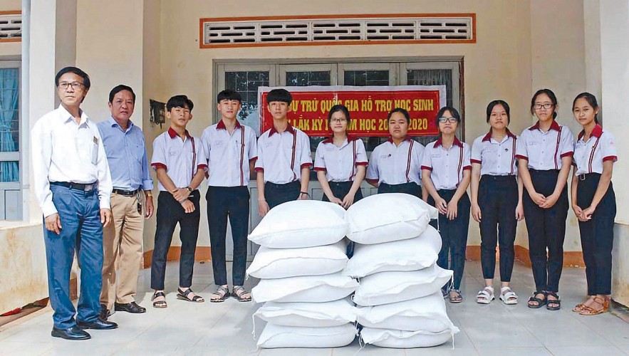 Cục Dự trữ Nhà nước Nam Tây Nguyên cấp phát gạo cho các em học sinh khó khăn tại Cư Kuin. Ảnh: Hai Tuấn