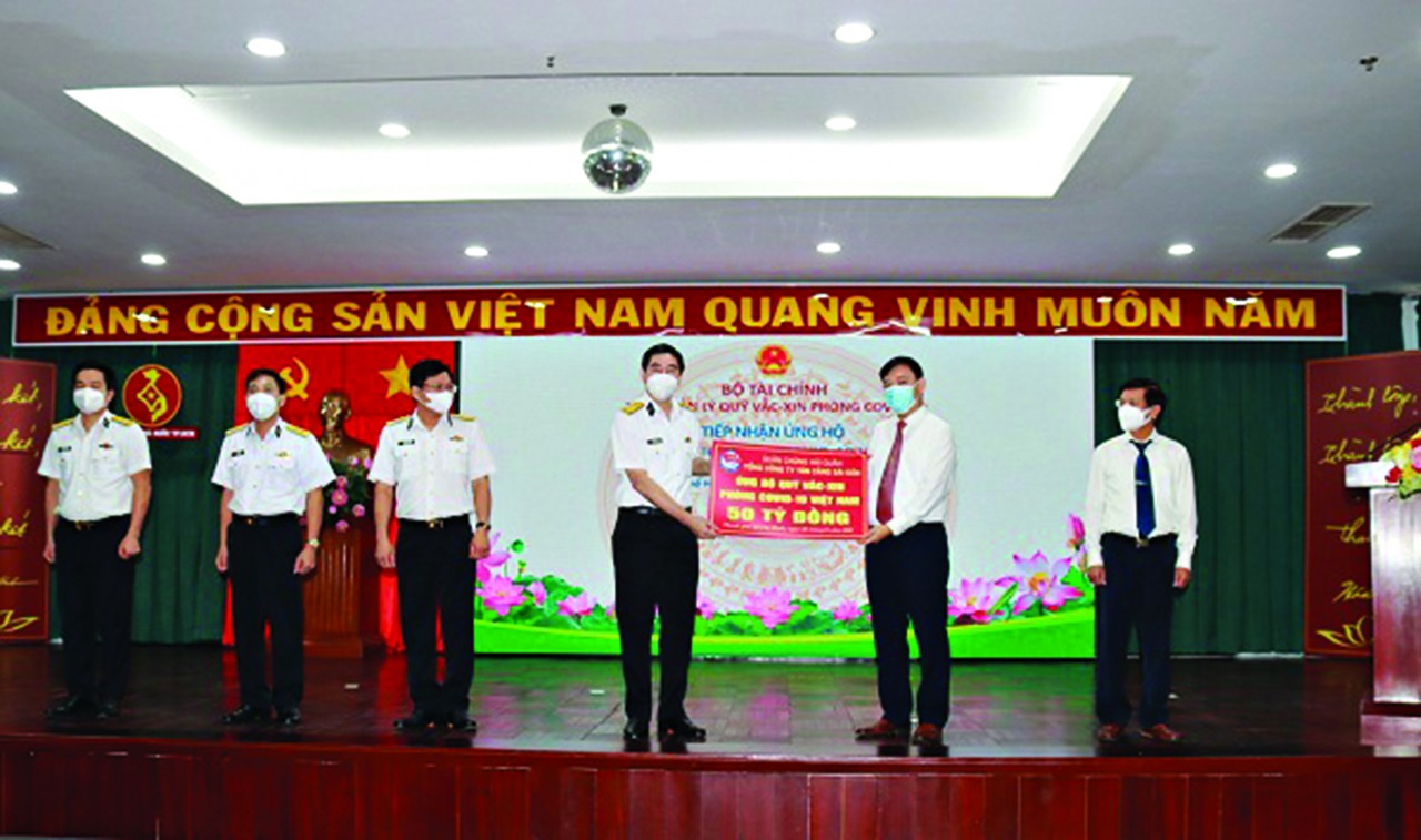 Kho bạc Nhà nước TP. Hồ Chí Minh tiếp nhận ủng hộ Quỹ Vắc-xin phòng, chống Covid-19. Ảnh: Gia Cư