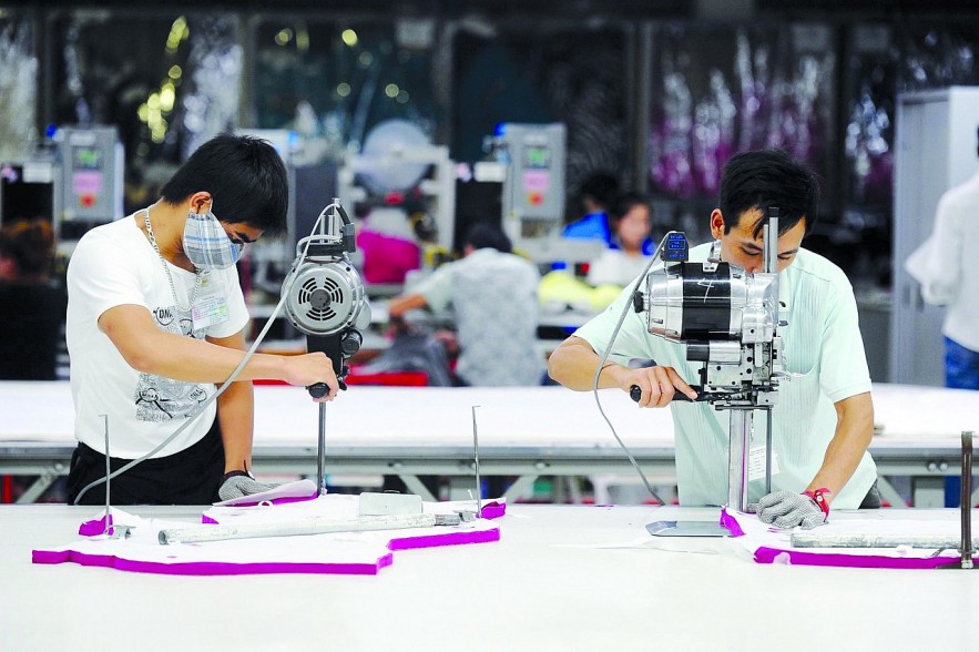 Sản xuất giầy Nike – thương hiệu nổi tiếng của Mỹ tại Việt Nam.