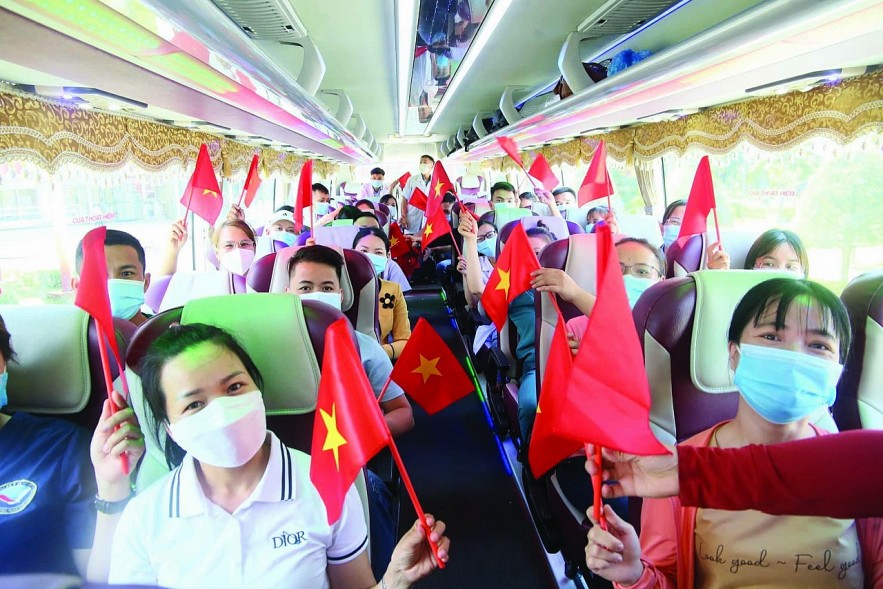 Đoàn Y bác sĩ Bệnh viện Đa khoa Trung ương Quảng Nam vào TP.Hồ Chí Minh hỗ trợ chống dịch sáng 12/7/2021.