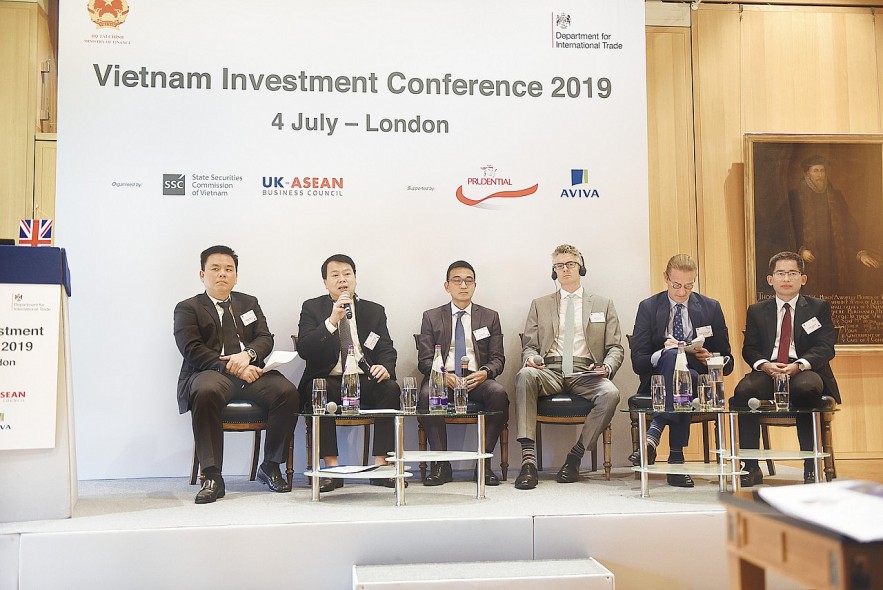 Ông Nguyễn Đức Chi (thứ 2 bên trái) phát biểu tại Hội nghị Xúc tiến đầu tư do Bộ Tài chính tổ chức ở Luân Đôn – Vương quốc Anh năm 2019. Ảnh: Mai An