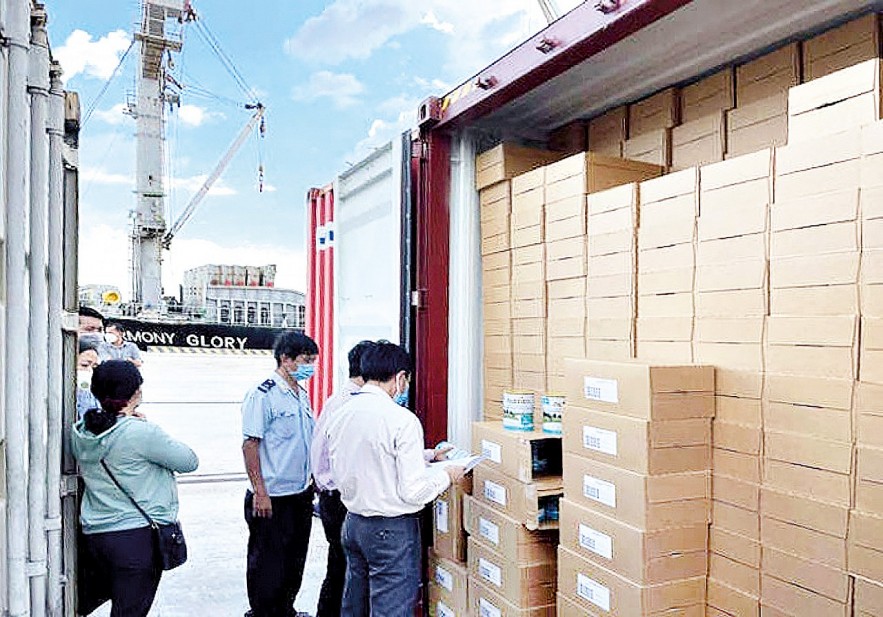 Lực lượng chức năng kiểm tra hiện trường lô hàng sản phẩm dinh dưỡng nhập khẩu từ Úc chiều 12/11. Ảnh: Hải quan TP. Hồ Chí Minh