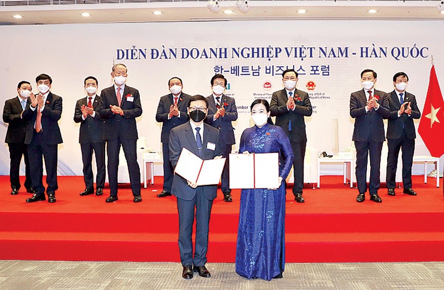 Chủ tịch Quốc hội Vương Đình Huệ và Chủ tịch Quốc hội Hàn Quốc Park Byeong-Seug chứng kiến lễ trao giấy phép đầu tư tại Diễn đàn Doanh nghiệp Việt Nam - Hàn Quốc, ngày 13/12/2021.