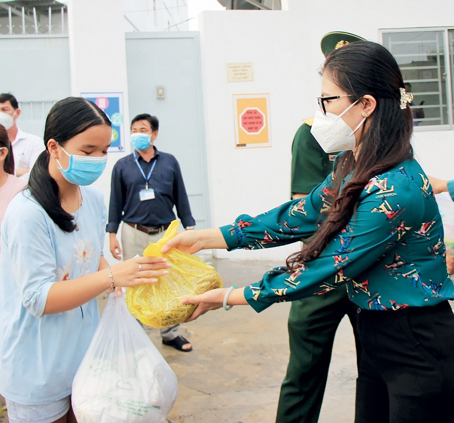 Những phần quà dù nhỏ nhưng là niềm động viên khích lệ kịp thời đối với người dân khó khăn trong những ngày dịch dã.