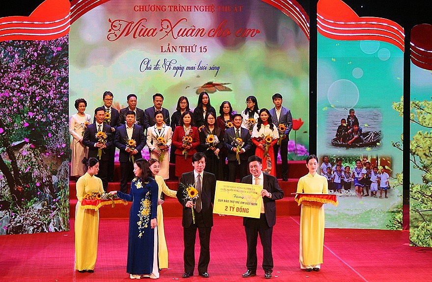 Agribank trao tặng Quỹ Bảo trợ trẻ em Việt Nam 2 tỷ đồng